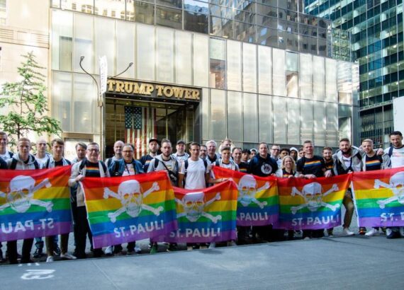 Torcedores seguram bandeira com as cores do movimento LGBT