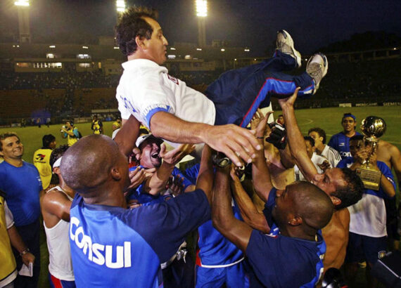 Muricy sendo jogado para o alto pelos jogadores, após a conquista do campeonato paulista.