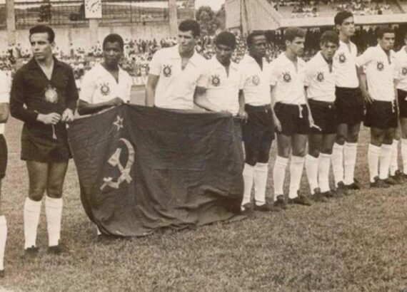 Jogadores do Corinthians com Bandeira da URSS